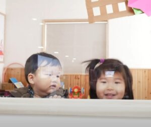 施設内で遊ぶ子どもたちの生活風景